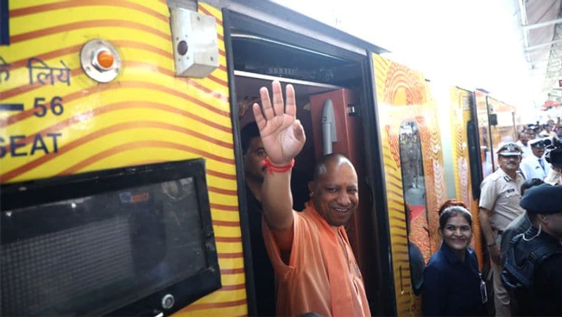 सीएम योगी आदित्यनाथ ने हरी झंडी दिखाकर लखनऊ से दिल्ली के लिए रवाना किया।