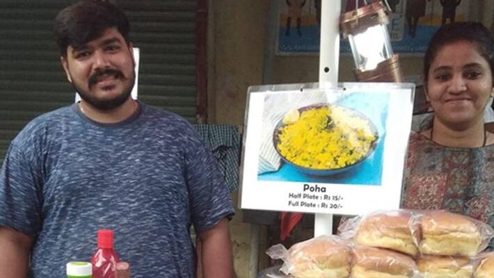 MBA Couple sells paratha on handcart in front of Mumbai Kandivali station MBA Couple sells paratha on handcart in front of Mumbai Kandivali station