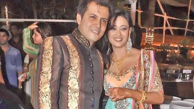 तलाक के एक साल बाद श्वेता ने की दूसरी शादी : श्वेता ने तीन साल डेटिंग करने के बाद 2013 में एक्टर अभिनव कोहली से दूसरी शादी की। इस बारे में श्वेता ने एक इंटरव्यू में बताया था, "जब अभिनव मेरे घर आते थे, तो अक्सर हमारा झगड़ा हो जाता था। लेकिन हर बार मेरे घर वाले अभिनव का ही साथ देते थे। वो इतने अच्छे थे कि मेरा भाई, मां, बेटी सब उनसे प्यार करने लगे। यही वजह थी कि राजा के अलगाव के बाद मैं भी अभिनव को पसंद करने लगी थी। एक बार मुझे घर जाना था, मैंने अभिनव को कॉल किया। वो आए और हम साथ में निकले। कार में घूमते-घूमते 2 घंटे हो गए, जब मैंने उनसे पूछा कि हम कहां जा रहे हैं, तब उन्होंने कन्फेस किया कि वो मुझसे प्यार करते हैं और उन्होंने मुझे कार में ही प्रपोज कर दिया।"