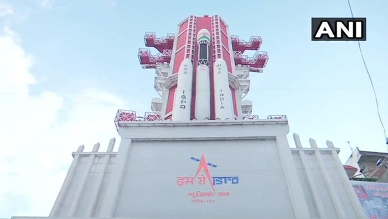 वाराणसी के जैतपुरा स्थित मां बागेश्वरी देवी दुर्गा पूजा समिति द्वारा इस वर्ष इसरो और चंद्रयान पर आधारित पूजा पंडाल और मां दुर्गा को स्थापित किया है।