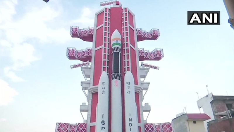 पंडाल का स्वरूप इसरो के रूप में बनाया गया है। मां बागेश्वरी देवी मंदिर परिसर में बनाए गए पूजा पंडाल की ऊंचाई 85 फीट और 40 फीट चौड़े पूजा पंडाल में इसरो कार्यालय, चंद्र यान-2 और 2021 में लांच होने नाले चंद्रयान-3 बनाया गया है।