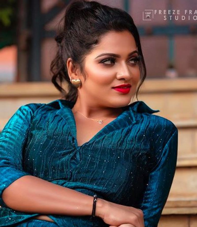 மயில் பச்சை நிற உடையில்... பளீச் புகைப்படம்