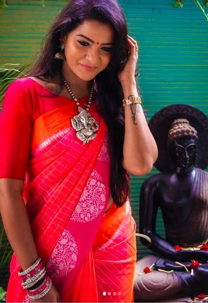 சிவப்பு நிற சேலையில் கலக்கல்
