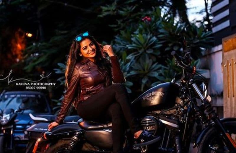 புல்லட்டில் அமர்ந்து என்ன ஒரு கெத்து
