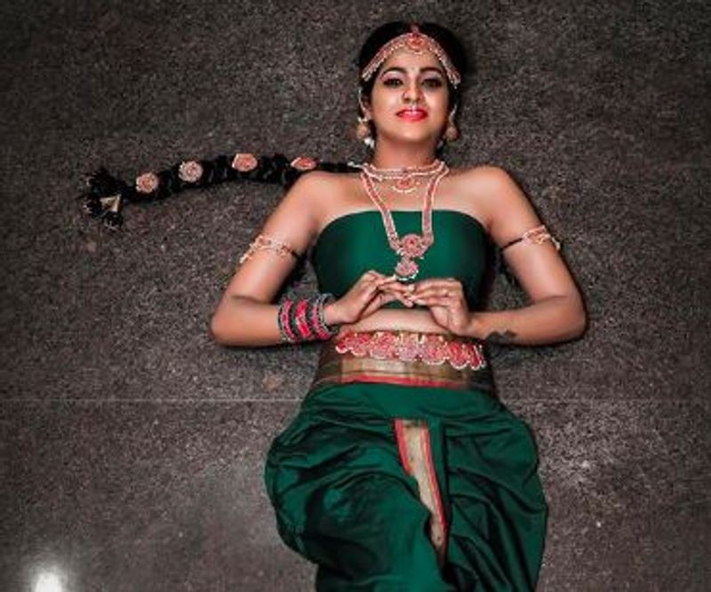 பட்டு உடையில் தரையில் தவழ்ந்தபடி ஒரு போஸ்