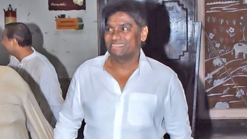 प्रेयर मीट के दौरान जॉनी लीवर।