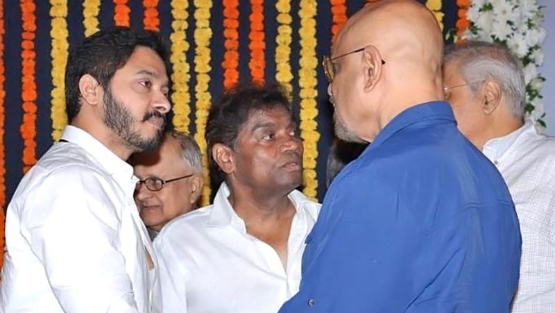 विजू खोटे की प्रेयर मीट में श्रेयस तलपड़े आर जॉनी लीवर।