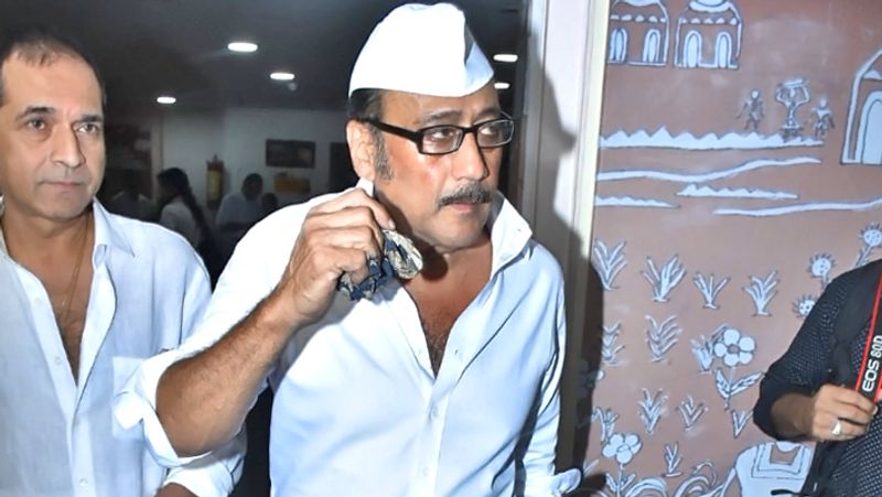 प्रेयर मीट में कुछ इस अंदाज में नजर आए जैकी श्रॉफ।