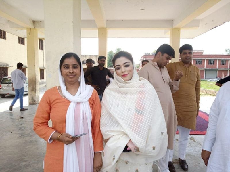 नौक्षम हाल ही में लंदन से पढ़ाई कर वापस लौटी हैं। लंदनवाली ये लड़की पीएम नरेंद्र मोदी की बड़ी फैन है जो गांव की दशा बदलने का इरादा करके चुनाव में उतरी है।