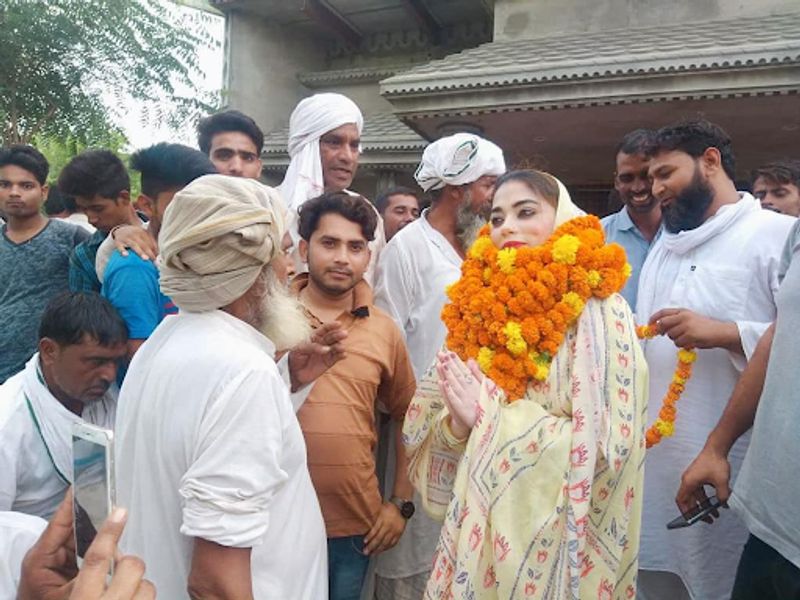 आईएएस मां और रिटायर जज की बेटी राजनीति में- नौक्षम की मां आईएएस हैं और पिता रिटायर जज हैं। वह दिल्ली विश्वविद्यालय के मिरांडा हाउस कॉलेज में छात्र नेता रहीं। इसके बाद वो लंदन पढ़ने चली गईं, वहां करीब 3.5 साल रहीं। नौक्षम राजनीति में आना उनके परिवार को भी हैरान कर रहा है लेकिन मोदी से प्रभावित होकर वह नौकरी छोड़ राजनीति में आई।