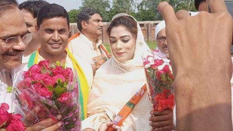छोड़ी 1 करोड़ पैकेज की नौकरी- उनके पास एक करोड़ रुपये सालाना की नौकरी का अॉफर था। लंदन में उनकी खूब ऐश ओ आराम वाली जिंदगी थी। वह 1 करोड़ वाले वेतन के ऑफर को ठुकराकर गांव में चुनाव लड़ने आई गईं और सूबे की सबसे पिछड़ी विधानसभा पुन्हाना में चुनाव लड़ रही हैं।