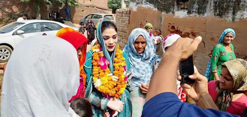 एक मकसद के लिए लंदन छोड़ आई गांव- नौक्षम ने अपने गांव के पिछड़ेपन को देखा तो लंदन छोड़ गांव में रहकर काम करने की ठानी। उन्होंने बताया कि पूर्वजों की जन्मभूमि के पिछड़ेपन ने उन्हें लंदन छोड़ पुन्हाना आने को मजबूर कर दिया। वह अब विलायत नहीं जाएंगी बल्कि यही रहकर काम करेंगी। नौक्षम की तस्वीरें सोशल मीडिया पर छाई हुई हैं।