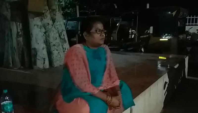 తాజాగా మరో వివాదంలో ఇరుక్కున్నారు. ఏకంగా ఓ ప్రభుత్వ అధికారి ఎమ్మెల్యేపై పోలీసులకు ఫిర్యాదు చేశారు. తనపై కోటంరెడ్డి శ్రీధర్ రెడ్డి, ఆయన అనుచరుడు శ్రీకాంత్ రెడ్డి తనపై దౌర్జన్యానికి దిగారంటూ వెంకటాచలం ఎంపీడీవో సరళ నెల్లూరు రూరల్ పోలీస్ స్టేషన్లో ఫిర్యాదు చేశారు.