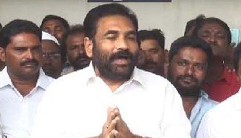 కోటంరెడ్డి శ్రీధర్ రెడ్డి అనుచరుడు లే అవుట్కు అనుమతి ఇవ్వలేదన్న కారణంతో కోటంరెడ్డి తనపై దౌర్జన్యం చేశారని ఆరోపించారు. కల్లూరిపల్లిలోని తన ఇంటికి వచ్చి బీభత్సం సృష్టించారని ఎంపీడీవో సరళ ఆరోపించారు.