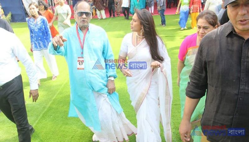 হাজার ব্যস্ততার মধ্যেই সাদা শাড়িতে একের পর এক পোজ দিলেন রানি। নজর কাড়ল সকলের উঠে এল তাঁর সেই ছবি। উঠে এল তার সেই ছবি।