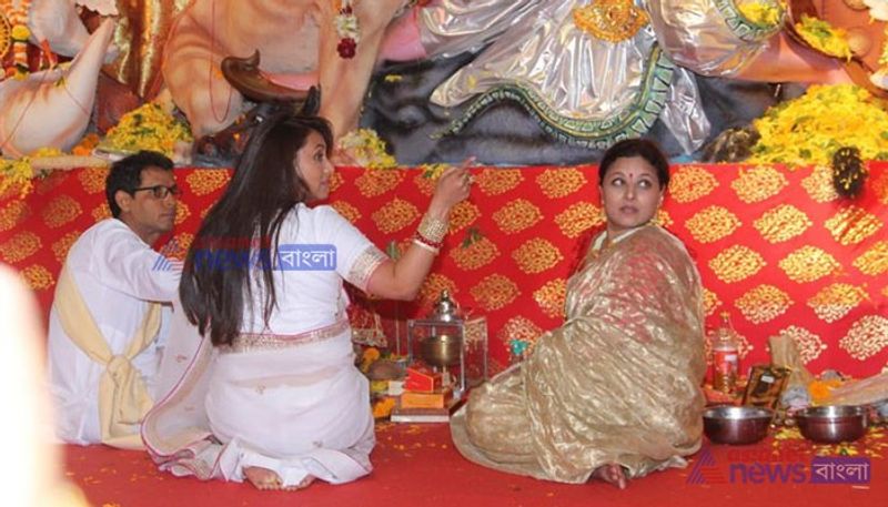 পুজোর কাজে ব্যস্ততার ছবিও উঠে এল তাঁর।
