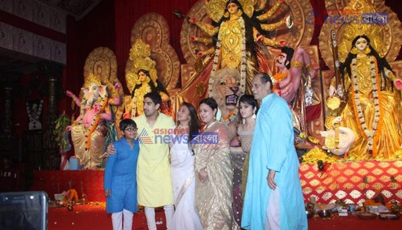 সকলের সঙ্গে মায়ের সামনে দাঁড়িয়ে তুলে নিলেন ছবি।
