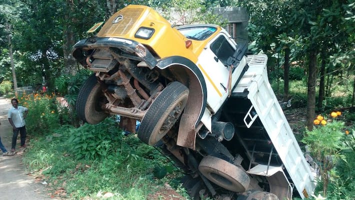 tipper accident in charummoodu tipper accident in charummoodu