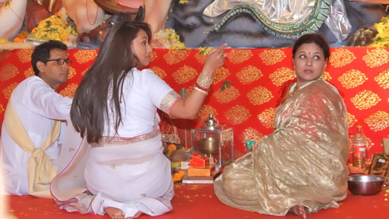 चचेरी बहन शरबानी मुखर्जी के साथ मां के चरणों में रानी मुखर्जी।