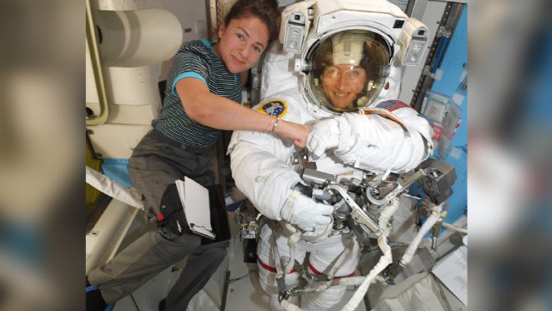 21 अक्टूबरः जेसिका मीर और क्रिस्टीना कोच ISS से बाहर निकलेंगी और स्पेस स्टेशन के सोलर एैरे में लगी लिथियन ऑयन बैटरी को बदलेंगी।