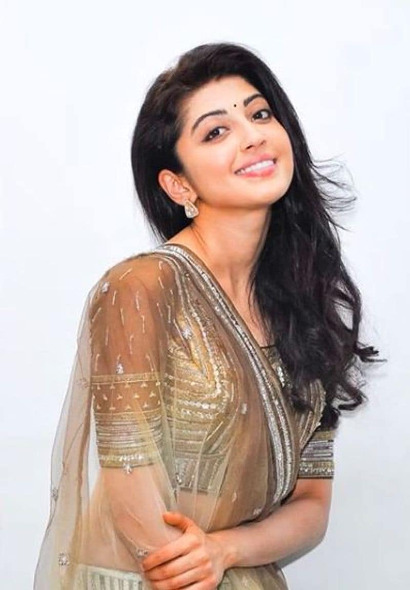 தங்க நிற உடையில் ஜொலிக்கும் ப்ரணீதா