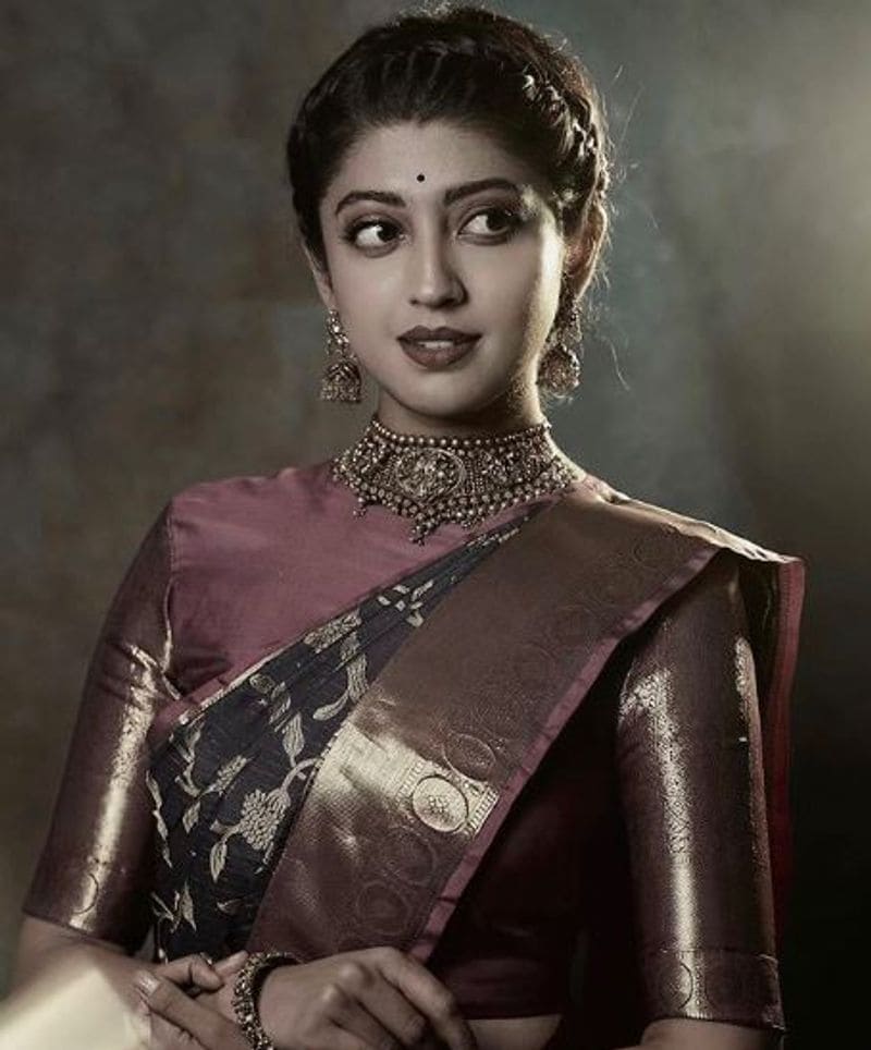 பழைய பட ஹீரோயின் போல போஸ் கொடுக்கிறார் ப்ரணீதா