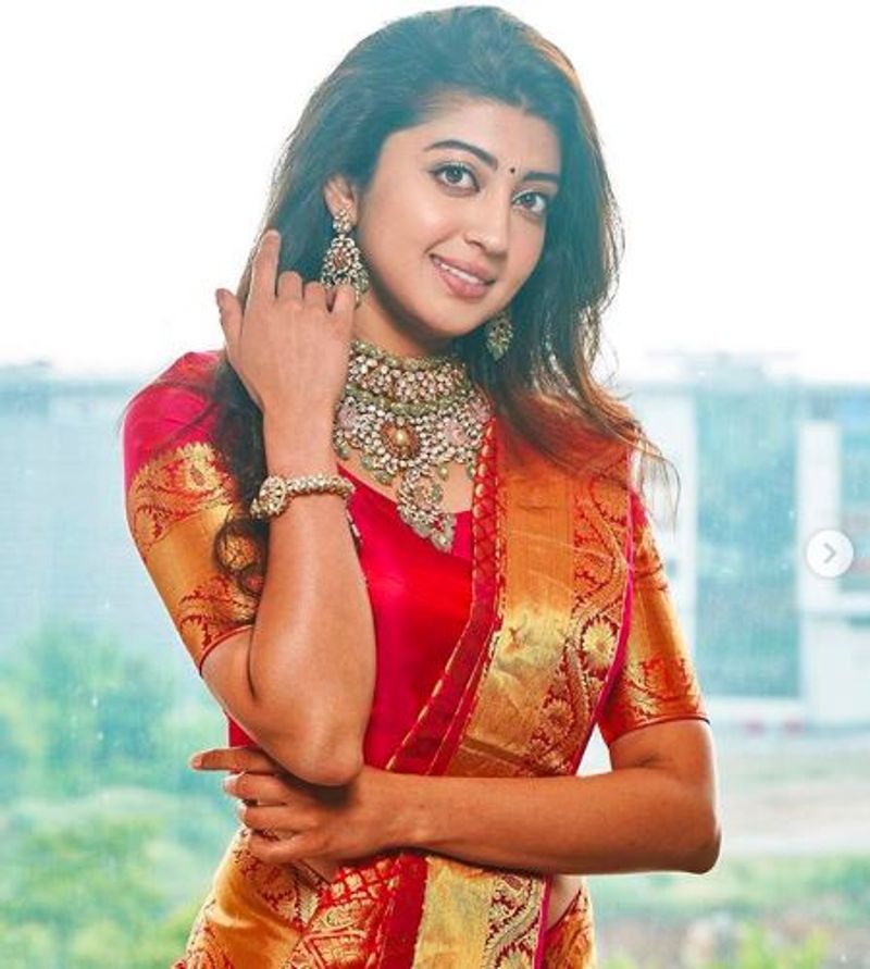 கழுத்து நிறைய தங்க நகை அணிந்த படி ப்ரணீதா