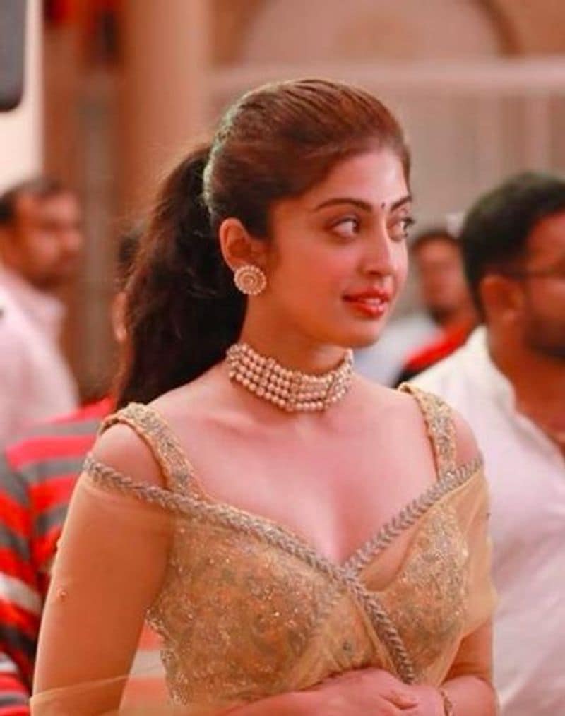 நடிகை ப்ரணிதா, மனித நேயம் எங்கே போனது என கேள்வி எழுப்பி, யானை வயிற்றில் குட்டி இருக்கும் கார்ட்டூன் புகைப்படத்தை பதிவு செய்துள்ளார். 