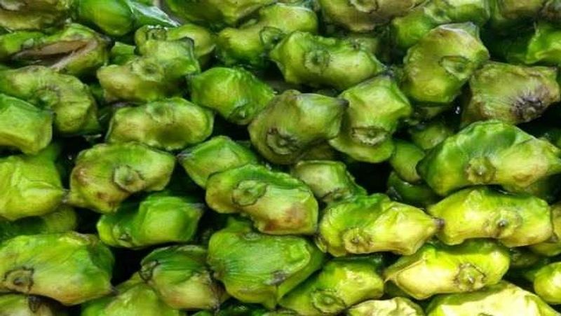వాటర్ చెస్ట్ నట్... ఇవి నీటిలో ఎక్కువగా పండుతాయి. ఇవి తినడం వల్ల కూడా శృంగారాన్ని ఎక్కువగా ఆస్వాదించగలరట. ప్రతిరోజూ ఉదయం, రాత్రి 5 నుంచి పది గ్రాముల ఈ వాటర్ చెస్ట్ నట్ పౌడర్ ని తీసుకోవాలట. దీనిని తినడం వల్ల శృంగారంలో దూసుకుపోతారట.