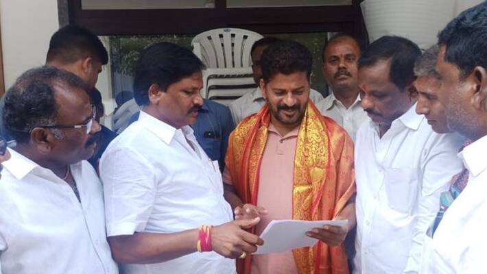 RTC Strike: congress leaders house arrested due to pragathi bhavan siege RTC Strike: congress leaders house arrested due to pragathi bhavan siege