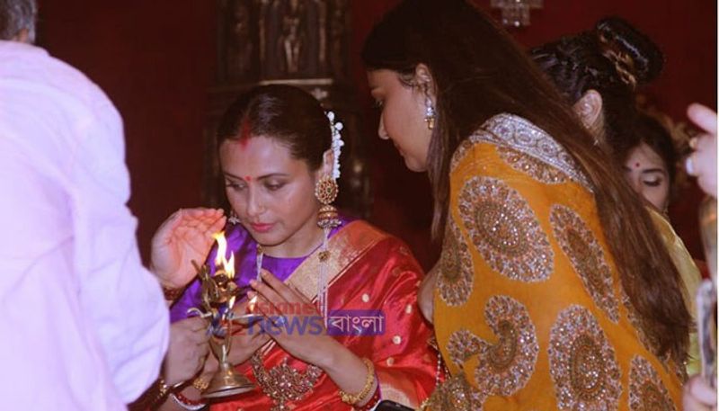 পুজোয় সব দিকে তদারকি করলেন নিজেই। কাজলের সঙ্গে পাল্লা দিয়ে সকলের নজর কাড়লেন সকলের।