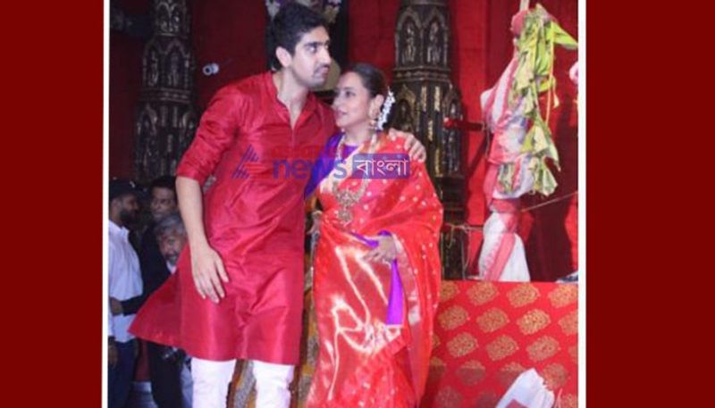 পোজ দিয়ে ছবিও তুললেন রানি। পুজোর মরসুমে আনন্দ, ঠাট্টা ব্যস্তা মিলিয়ে অষ্টমী কাটাচ্ছেন রানি।