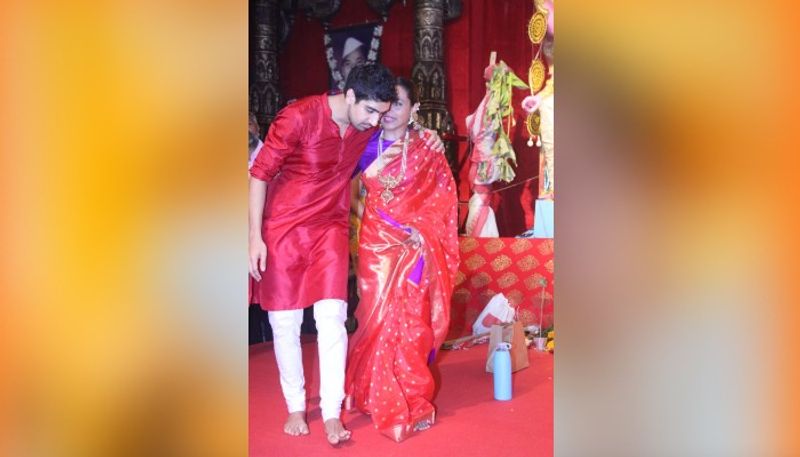 বর্তমানে বেজায় ব্যস্ত রানি। চলছে ছবির শ্যুটিং। দুদিকই একসঙ্গে ব্যালেন্স করে মণ্ডপে হাজির রানি।