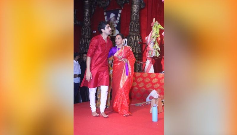 বলিউডে আবারও পা রাখতে চলেছেন তিনি। তারই মাঝে পুজোর আয়োজন। মুখার্জি বাড়িতে তারকার সমাবেশ ষষ্ঠী থেকেই। সকলের সঙ্গে আলাপ পর্বাও সাড়লেন তিনি।