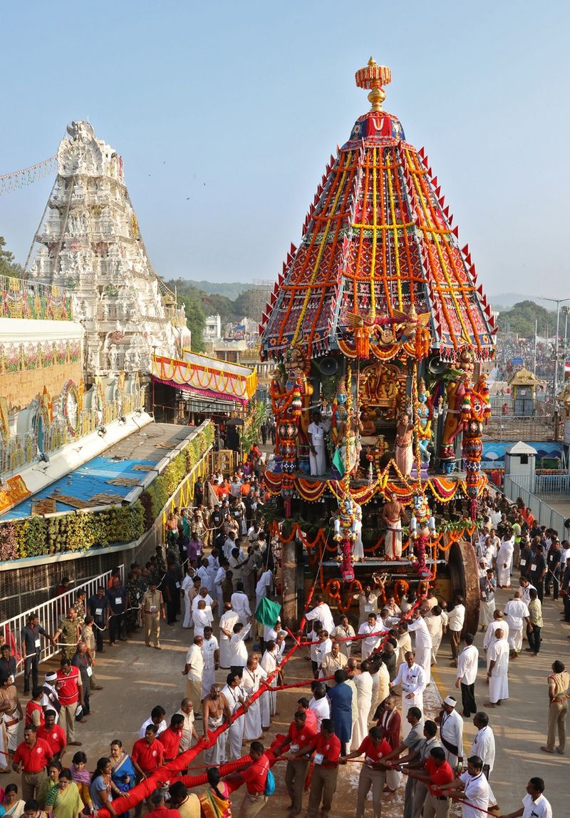 శ్రీవారిని రథంపై ఊరేగిసున్న దృశ్యం