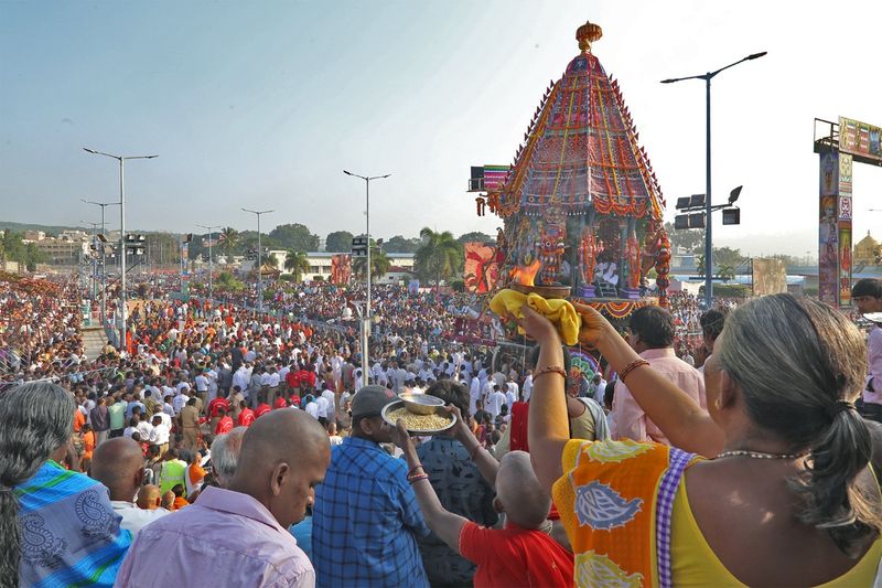 తిరుమలలో స్వామి రథం ఊరేగింపుః