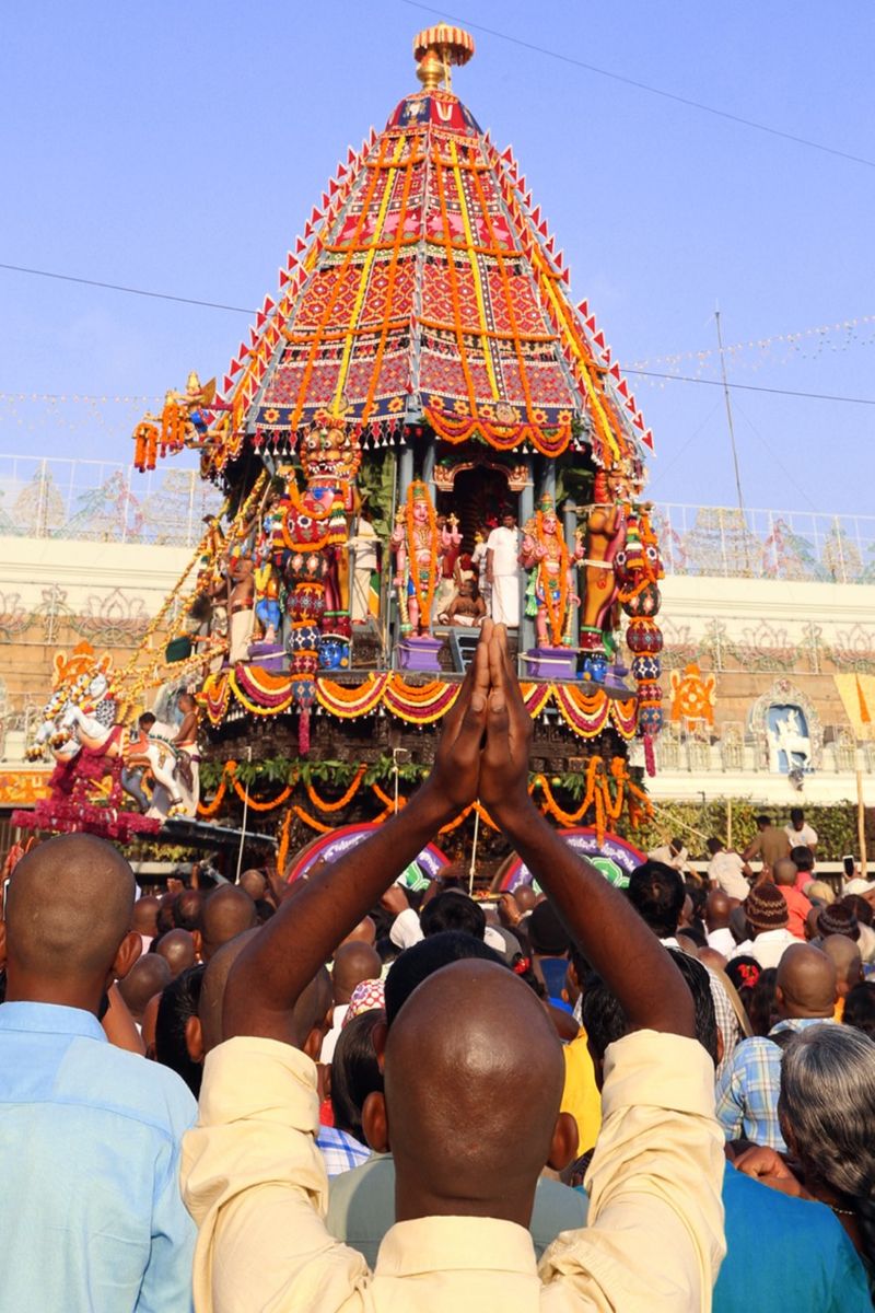 తిరుమల వెంకన్న రథం ఊరేగింపు కోసం చూస్తున్న భక్తులు