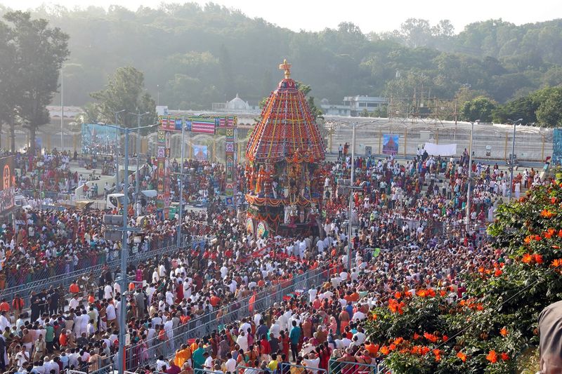 తిరుమల కొండపై అద్భుత్తఘట్టమైన రథం ఊరేగింపు