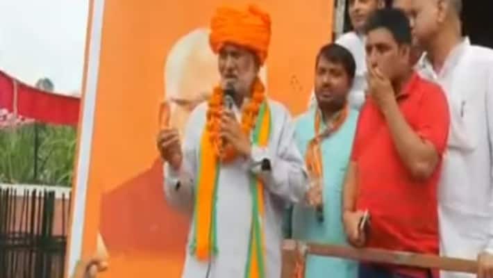 bjp candidate leelaram gurjar asked to votes for inld chunav chinhh video viral bjp candidate leelaram gurjar asked to votes for inld chunav chinhh video viral