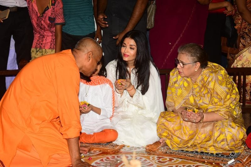 Aaradhya was the one who stole the show. Aishwarya guided her 5-year-old daughter Aaradhya to perform certain rituals of the puja which the little one followed well