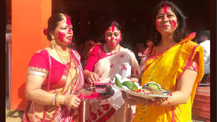 sindoor khela durga puja on Bengali women in patna