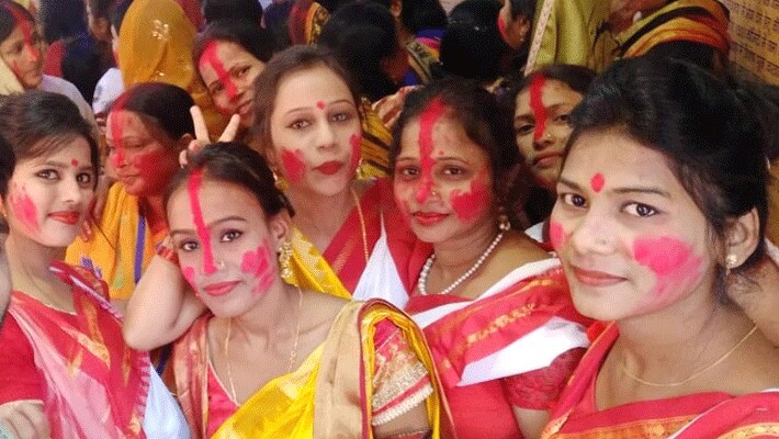 sindoor khela durga puja on Bengali women in patna