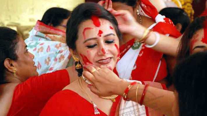 sindoor khela durga puja on Bengali women in patna