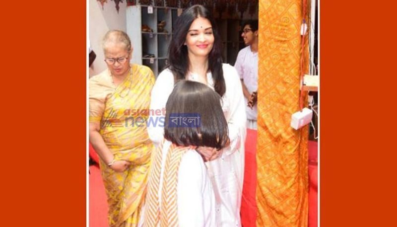 দুজনেরই মানানসই পোশাক পরে এদিন হাজির হন মণ্ডপে।