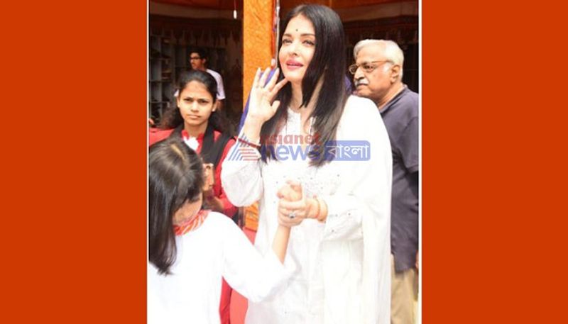 পুজো দিলেন দুজনেই। ইদানিং সর্বত্রই আরাধ্যাকে সঙ্গে রাখেন বচ্চন বধু।