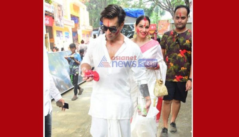 উমা বিদায়ে সকাল সকাল হাজির হলেন করণ-বিপাশা। বাঙালি লুকেই এদিন নজর কাড়লেন দম্পতি।