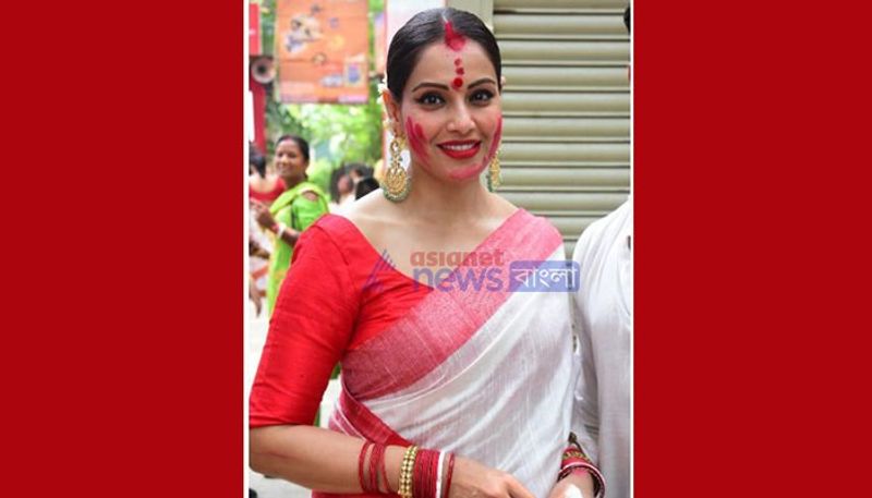 পুজোর শেষ বেলায় সিঁদুর খেলায় মাতলেন বিপাশা বসু।