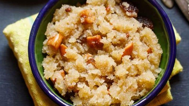 সুজিঃ সুজি দিয়ে অনেকরকম খাবার বানিয়ে নিতে পারেন। ঝাল হোক মিষ্টি দুরকমভাবেই এই সুজি বানিয়ে নিতে পারেন। এতে পেটও যেমন ভরা থাকবে তেমনি শরীরও ভাল থাকবে।