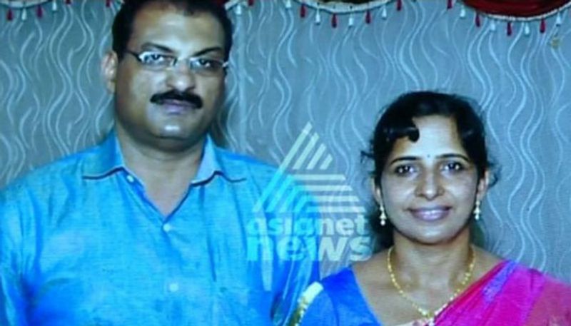 ప్తంగా సంచలనం సృష్టించిన సైనేడ్ హత్యలకు ఒకే కుటుంబానికి చెందిన ఆరుగురి బలయ్యారు. ఈ ఆరుగురిలో భర్తతో పాటు రెండేళ్ల పాప కూడ ఉంది.ఆస్తి మీద కన్నేసిన జాలీథామస్ ఈ హత్యలకు ప్రధాన కారణంగా పోలీసులు గుర్తించారు. మృతదేహాలను వెలికి తీసి విచారిస్తున్నారు.