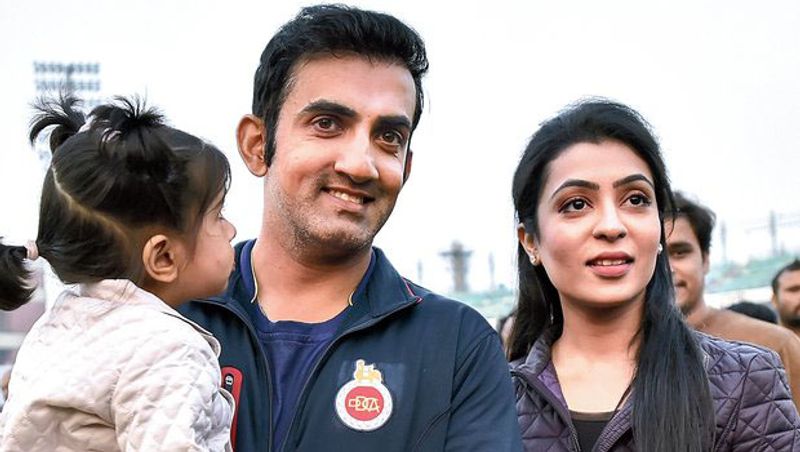 विवाह (Gautam Gambhir Marriage)
गौतम गंभीर की पत्नी का नाम नताशा जैन है। इनकी शादी 28 अक्टूबर, 2011 को गुड़गांव में हुई थी। नताशा एक बिजनेसमैन फैमिली से आती हैं। इस कपल की मुलाकात इनकी फैमिली ने ही करवाई थी। गौतम के पिता दीपक गंभीर और नताशा के पिता रवींद्र जैन करीब 30 सालों से एक-दूसरे को जानते थे। नताशा बीबीए ग्रैजुएट हैं।
शादी के तीन साल पहले इन दोनों की दोस्ती फैमिली के जरिए हुई थी। दो साल के रिलेशनशिप के बाद गौतम-नताशा की सगाई हुई और फिर एक साल बाद शादी। अब इस कपल की एक बेटी आजीन है। आजीन का जन्म 1 मई, 2014 को हुआ।
